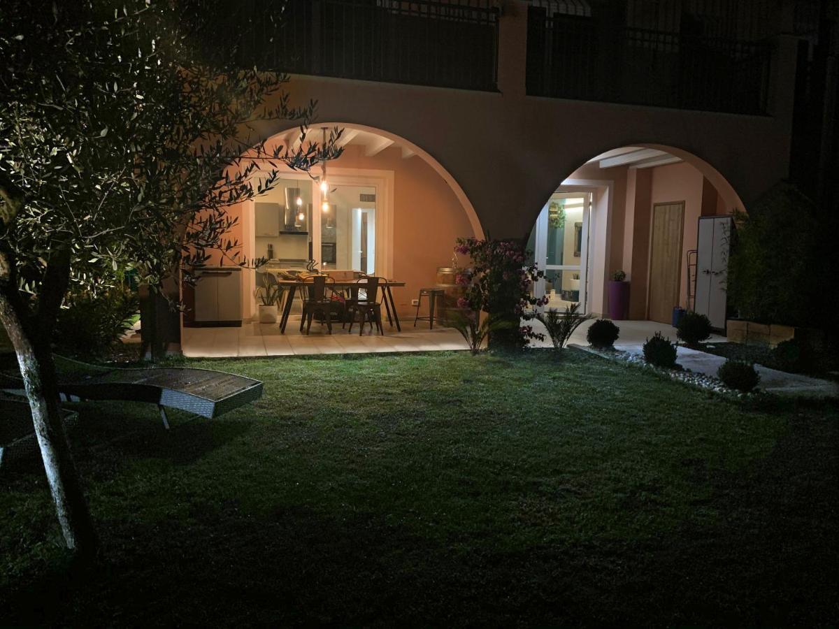 Apartment Charme And Relax With Garden And Swimming Pool Desenzano del Garda Exterior photo